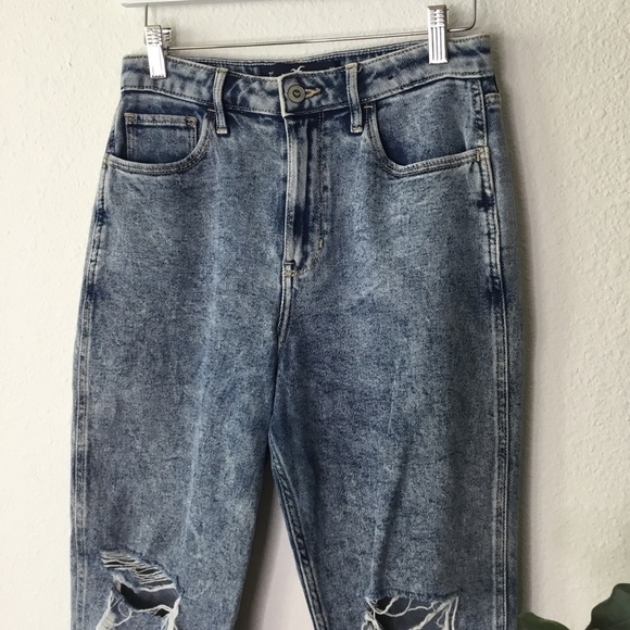 Hollister Ultra High-Rise Mom Jean - Picture 3 of 7